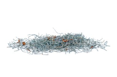 Beyaz arka planda izole edilmiş kullanılmış zımba yığını..