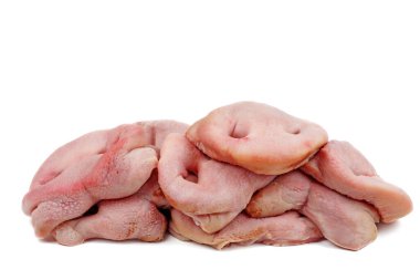 Beyaz arka planda izole edilmiş çiğ domuz burnu yığını