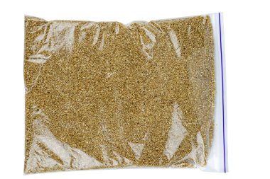 Beyaz arka planda izole edilmiş plastik pakette saf beyaz kinoa tohumları