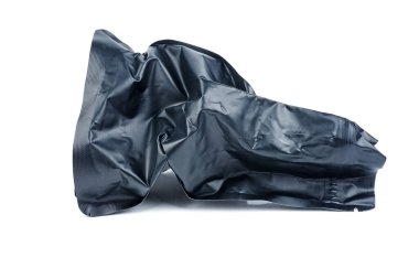 Kırışmış siyah kese kağıdı beyaz arka planda