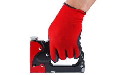 Beyaz arka plan üzerinde izole elinde zımba tabancası