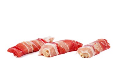 Mititei adı verilen üç çiğ Romen eti rulosu. Beyaz arka planda izole edilmiş.