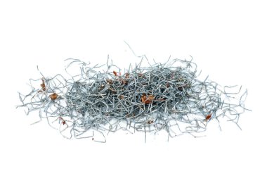 Beyaz arka planda izole edilmiş kullanılmış zımba yığını..