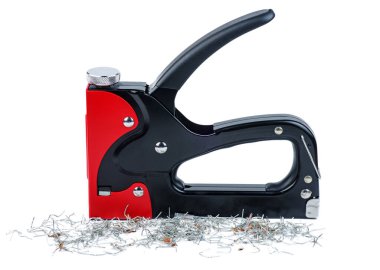 Zımba tabancası ve kullanılan tel beyaz arka planda gizlenmiş.