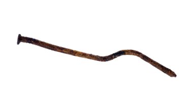 Beyaz arka planda uzun paslı çivi