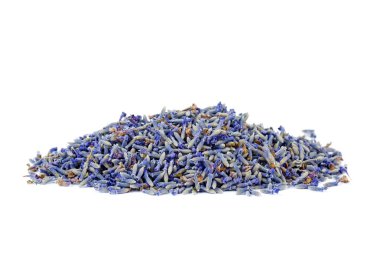 Kurumuş lavanta yığını beyaz arka planda izole edilmiş.