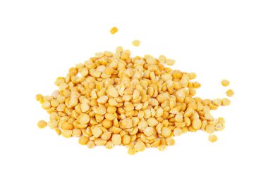 Beyaz arkaplanda izole edilmiş bölünmüş bezelye yığını.