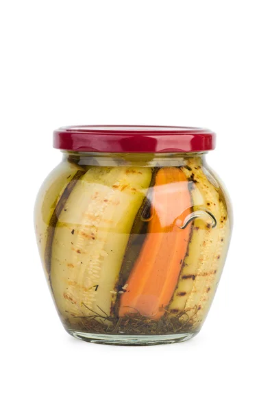 Vaso di vetro con fette di zucchine grigliate — Foto Stock