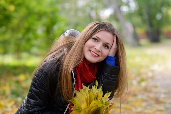 Žena v krásném podzimním parku — Stock fotografie