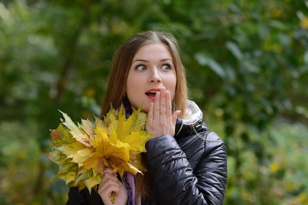 Retrato de una hermosa chica sorprendida al aire libre Imagen de archivo