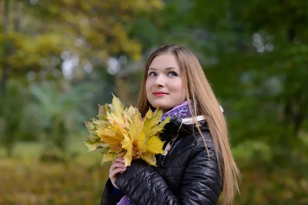 カエデの葉を持つ美しい女性 ロイヤリティフリーのストック写真