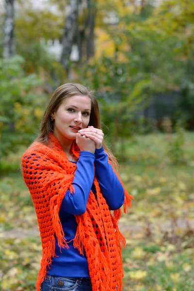 Молода жінка зігрівається шарфом — стокове фото