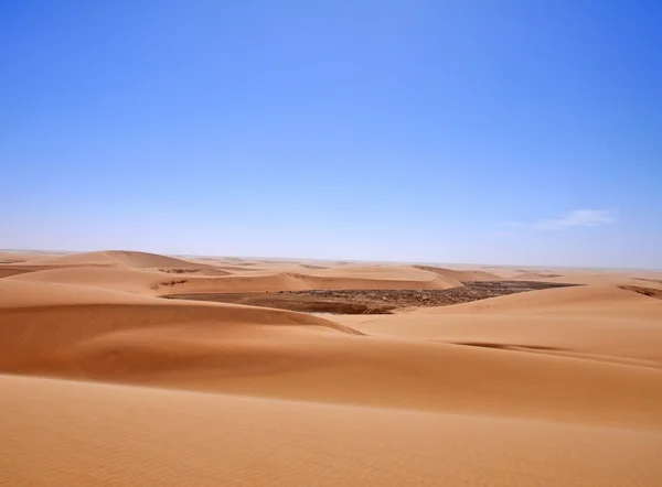Kum tepeciği ve kuru nehir yatağı