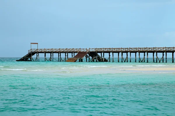 Wooden pier on tropical beach — Stock Photo, Image