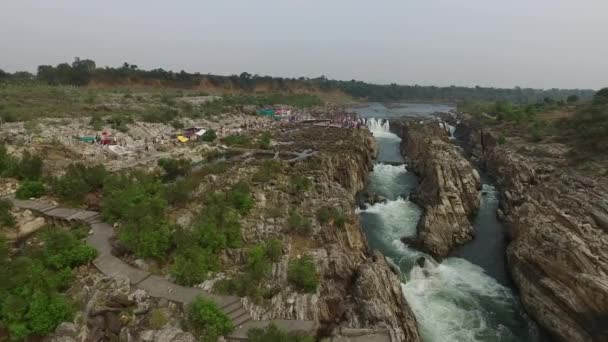 Vista aérea das quedas de Dhuandhar — Vídeo de Stock