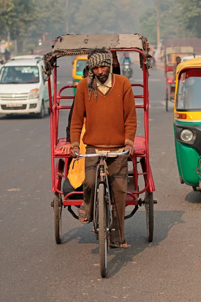 Ciclo rickshaw en el tráfico lleno de gente — Foto de Stock