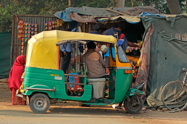 Indian street vendors and a Tuk-Tuk vehicle — Stock Photo, Image