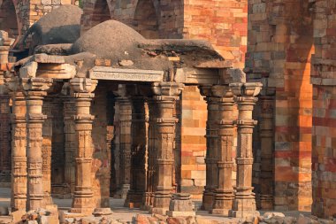Qutb Minar karmaşık adlı sütunlar