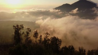 Batur Dağı 'nın tepesinden (Kintamani volkanı), Bali, Endonezya' dan gelen bulutların ve sisin manzarası.