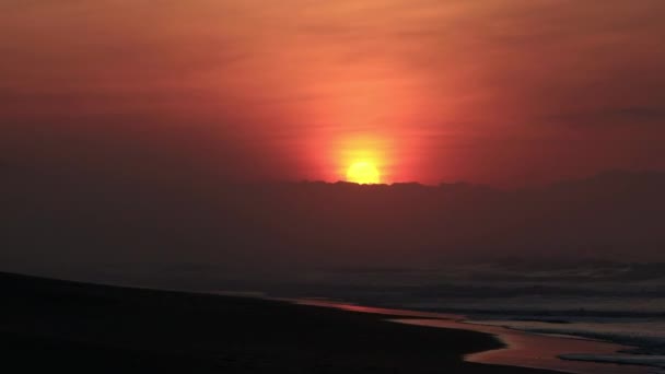 Zeitraffer Eines Sandstrandes Bei Sonnenaufgang Mit Bewegten Wolken Und Aufgehender — Stockvideo