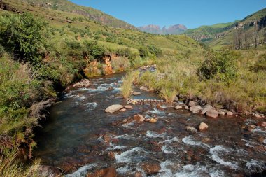 Drakensberg Dağları eteklerinde nehir, KwaZulu-Natal, Güney Afrika