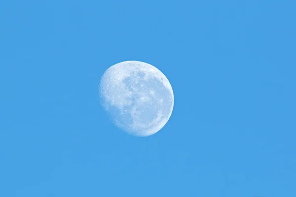 Blick Auf Den Mond Einem Wolkenlosen Klaren Blauen Himmel — Stockfoto