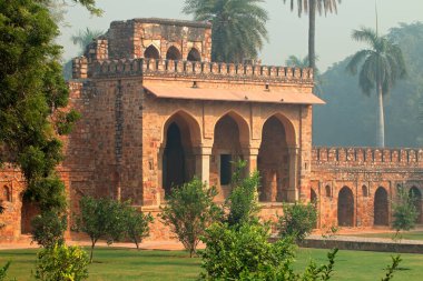 Humayun 'un Delhi, Hindistan' daki mezar kompleksindeki bir binanın mimari ayrıntıları.