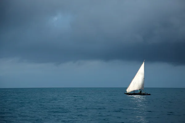 水の上の木製帆船 — ストック写真