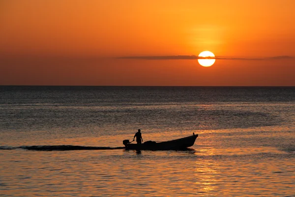 Barco silhueta contra o pôr do sol — Fotografia de Stock