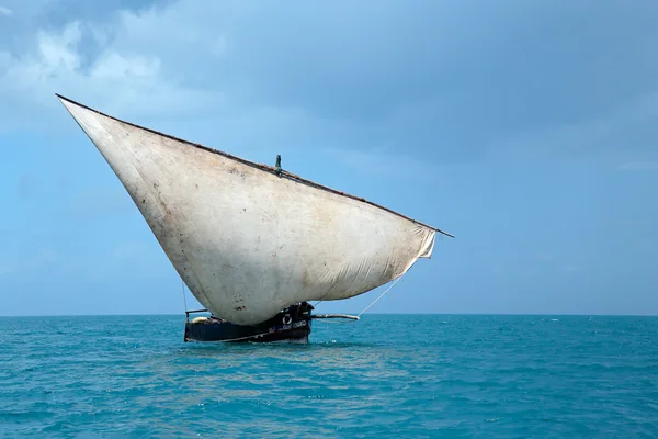 Holzsegelboot auf dem Wasser — Stockfoto