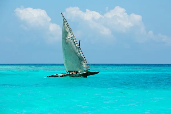 Barca a vela in legno sull'acqua — Foto Stock