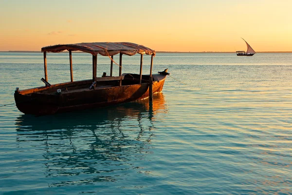 Boot bei Sonnenuntergang — Stockfoto