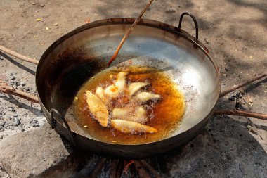 Ahşap alev kızarmış yemek