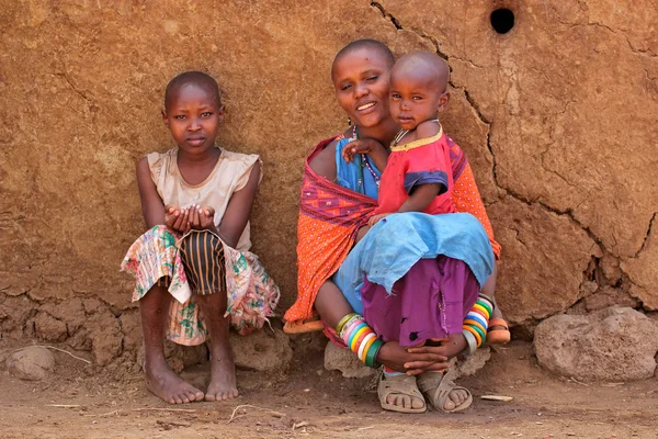Masai Frau und Kinder — Stockfoto