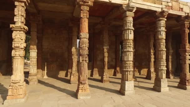 Säulen im qutb minar komplex - indien — Stockvideo