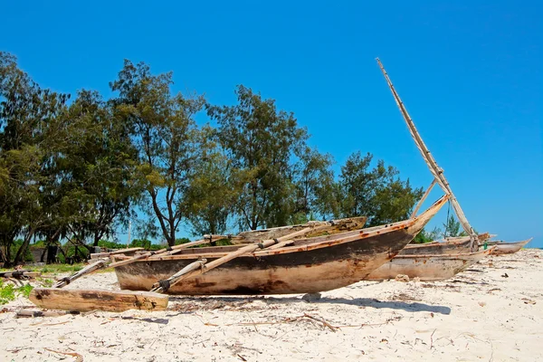 Tropisk strand och båtar — Stockfoto