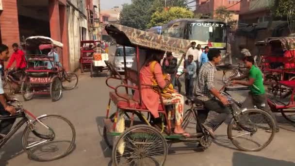Strada trafficata a Old Delhi - India — Video Stock