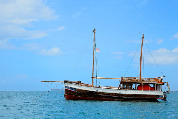 Barco de madeira na água — Fotografia de Stock