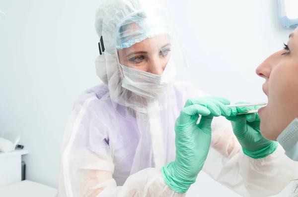 Coronavirus için örnek alıyor. Covid 19.