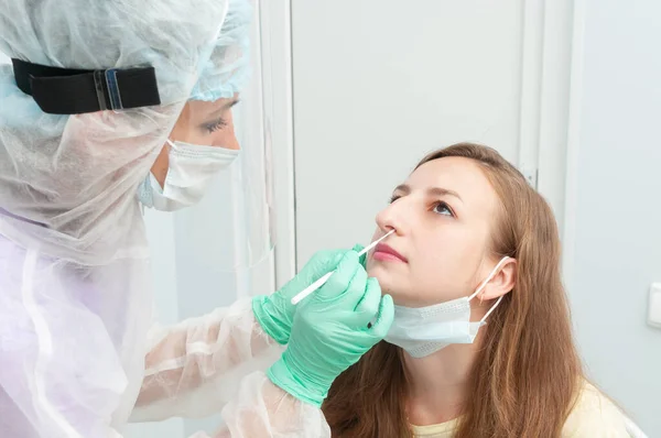 Coronavirus testi. Sağlık çalışanı, enfekte olma ihtimali olan kadından Corona virüsü örneği alıyor. Covid 19