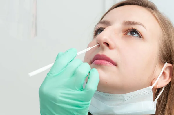 Sağlık çalışanı, enfekte olma ihtimali olan kadından Corona virüsü örneği alıyor. Coronavirus testi