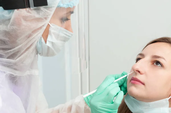 Covid-19. Coronavirus için örnek alıyor. Koronavirüs enfeksiyonu için PCR testi. Coronavirüs analizi.
