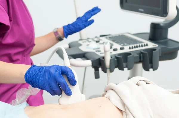 Hasi Ultrahang Diagnosztika Nőtől Klinikán Közelkép Orvos Ultrahangos Érzékelőt Futtat — Stock Fotó