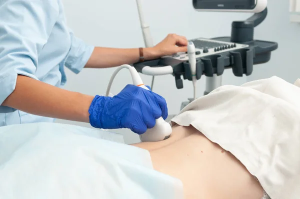 Ultraschalluntersuchung Der Nieren Der Arzt Führt Den Ultraschallsensor Auf Dem — Stockfoto