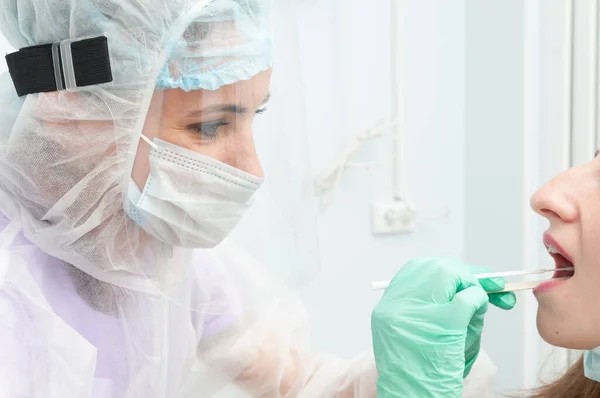 코로나 바이러스 테스트 보호용 양복을 간호사가 여성의 목에서 Pcr 검사를 — 스톡 사진