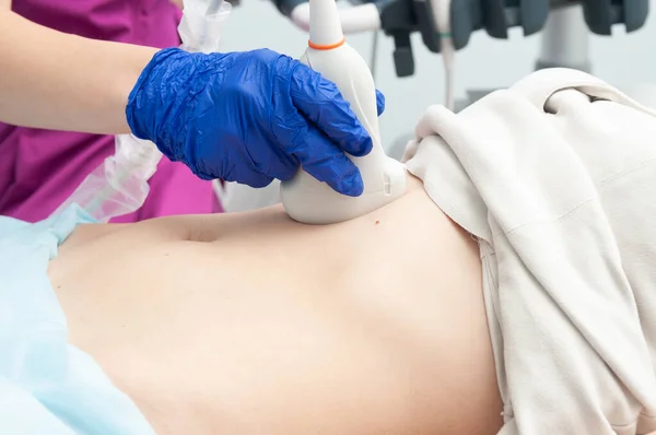 Bir kadının midesinde ultrason sensörü var. Klinikte ultrason araştırması.