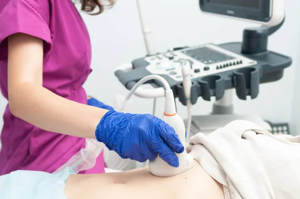 Ultraljudsundersökning Läkarens Handske Hand Med Ultraljudssensor Patientens Buk Närbild — Stockfoto