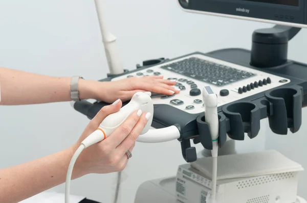 Kadın bir doktor ultrason sensörünü yakın planda tutuyor. Tıbbi ekipman.