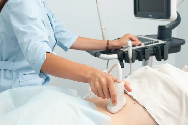 Doktorn Gör Ultraljudsundersökning Bukorganen Ultraljudsundersökning Kliniken — Stockfoto