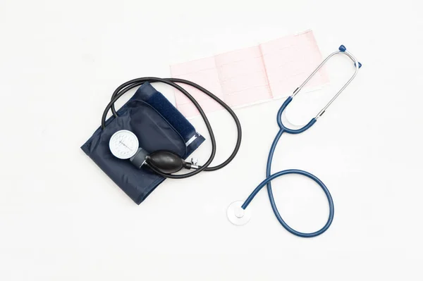 Stetoskop Tonometr Papier Ekg Leżące Białym Tle Widok Góry Przyrządy — Zdjęcie stockowe